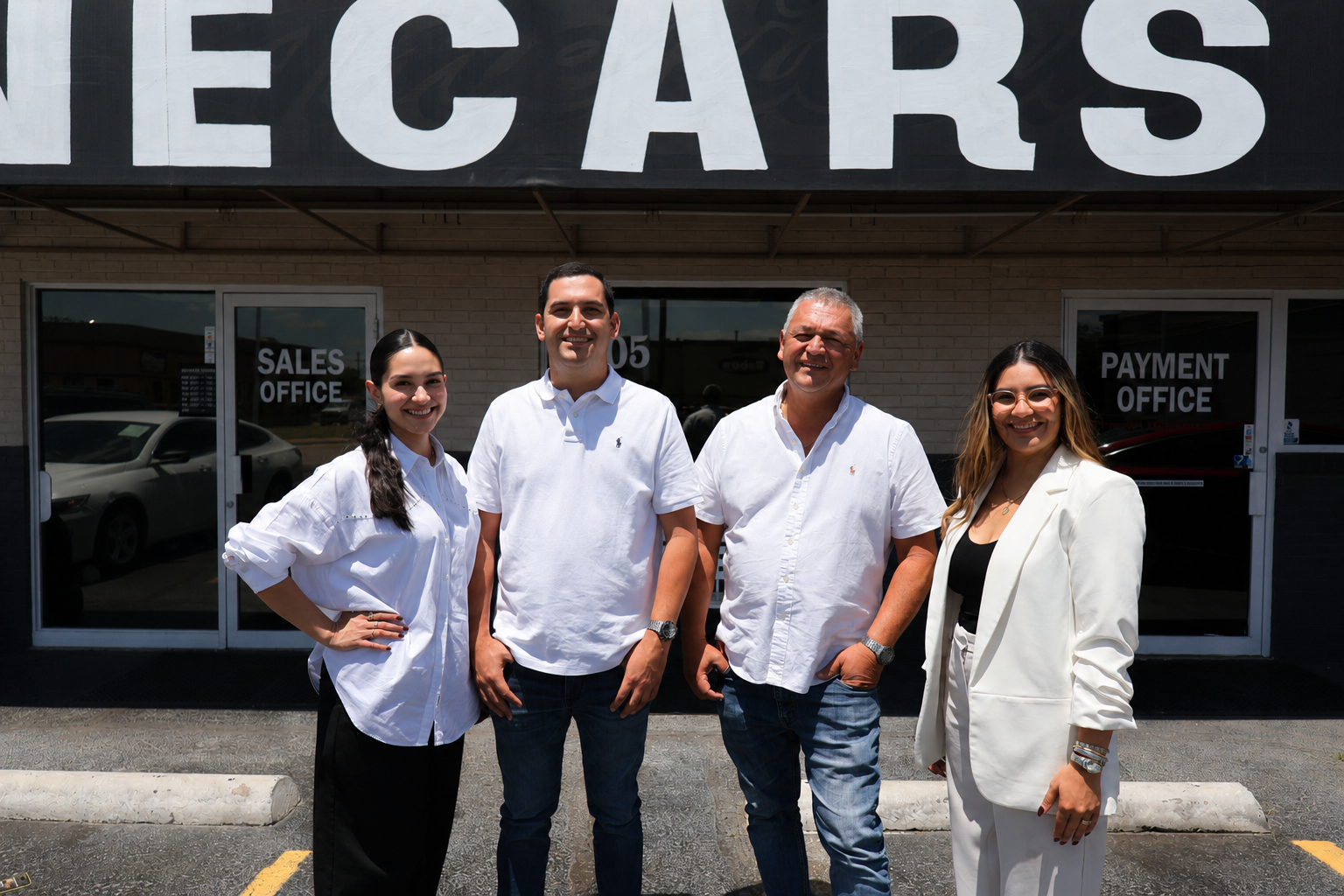 The VeneCars team in front of the dealership
